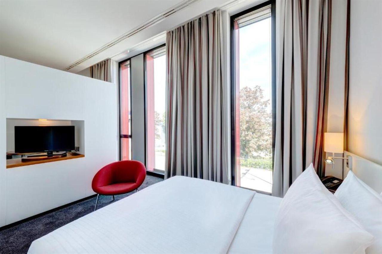 Hilton Garden Inn Stuttgart Neckarpark Bagian luar foto