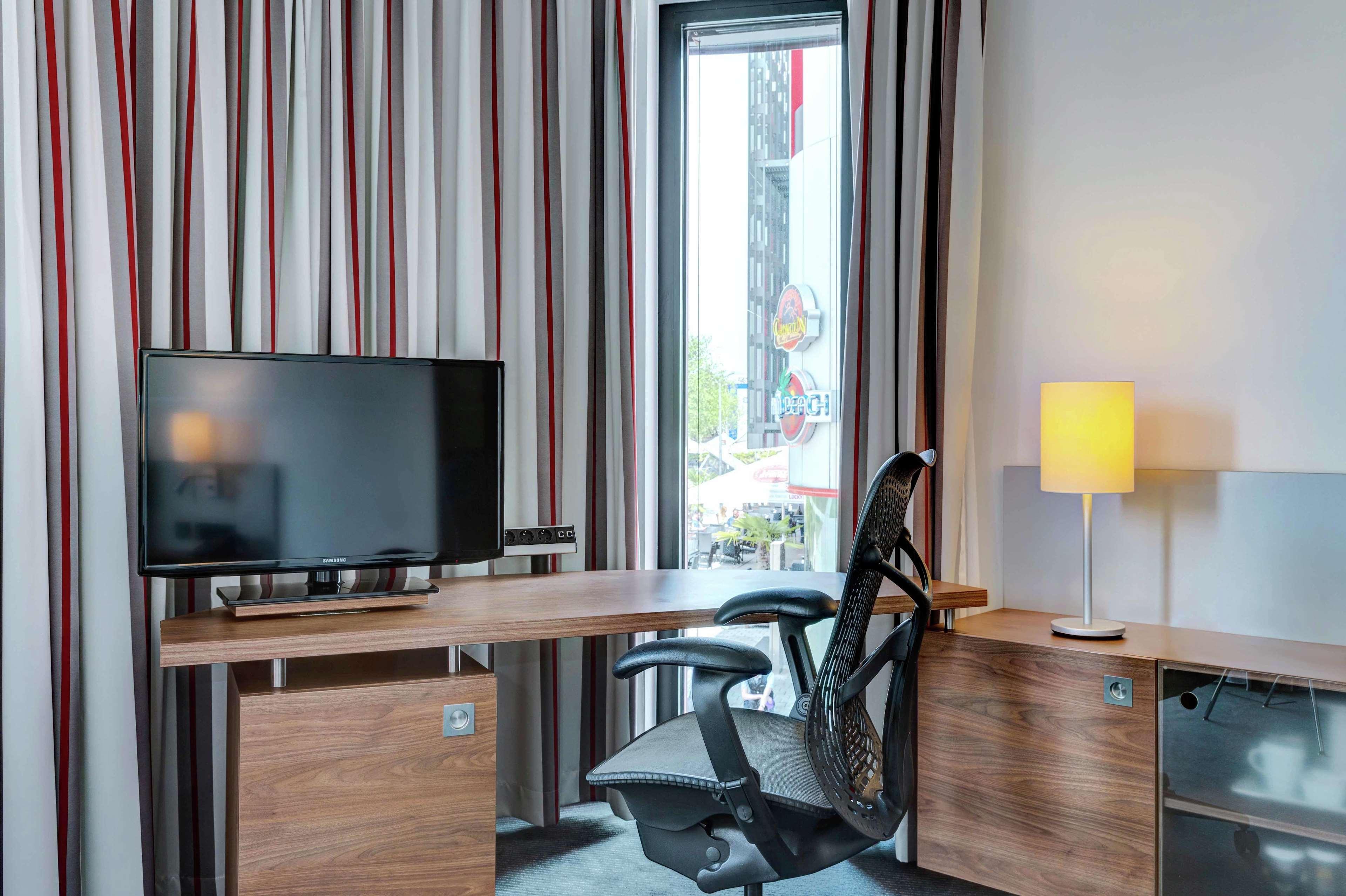 Hilton Garden Inn Stuttgart Neckarpark Bagian luar foto