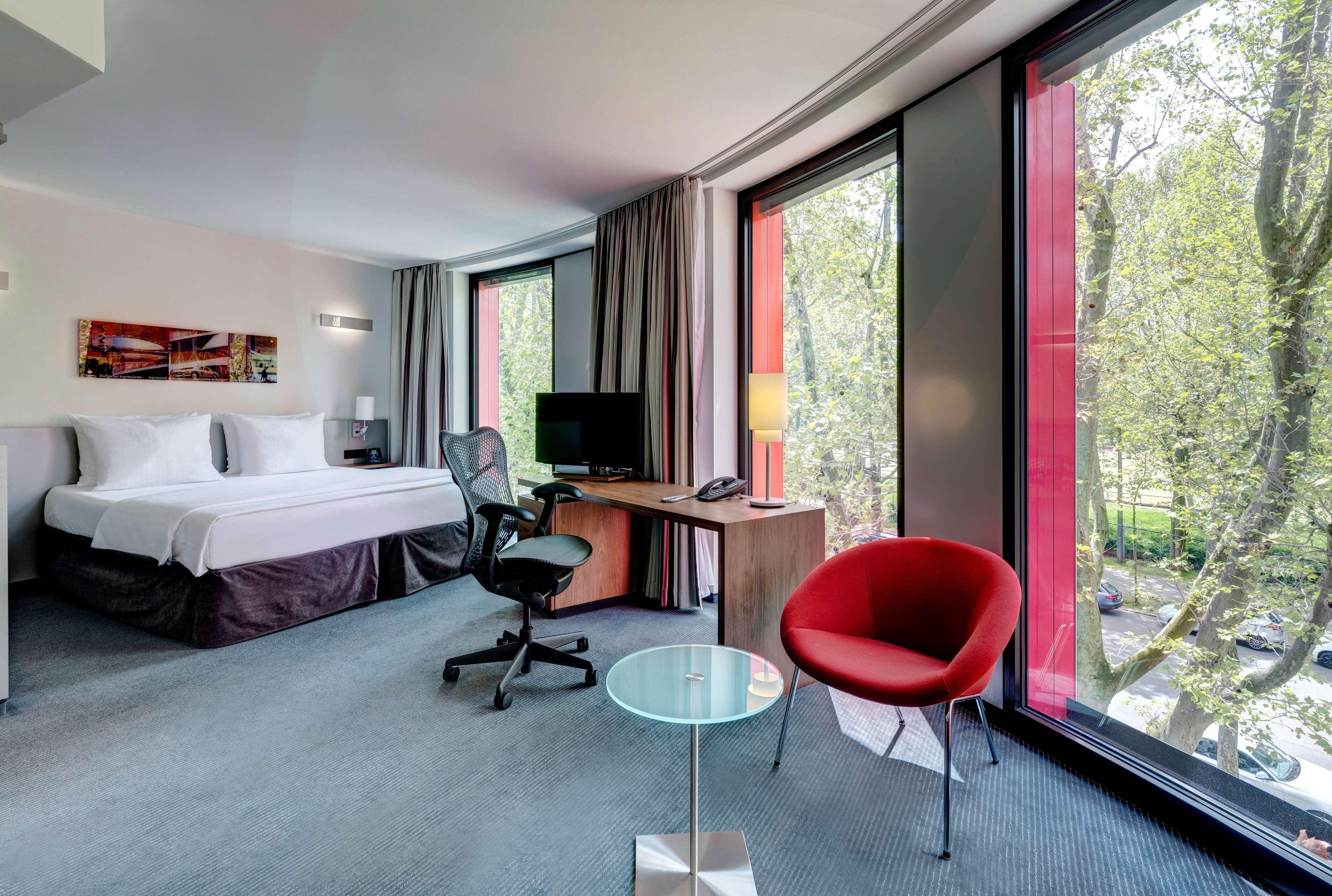 Hilton Garden Inn Stuttgart Neckarpark Bagian luar foto