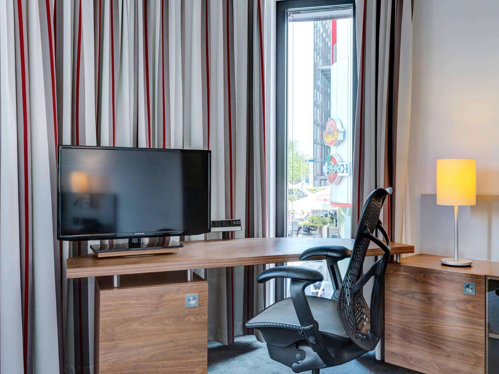 Hilton Garden Inn Stuttgart Neckarpark Bagian luar foto