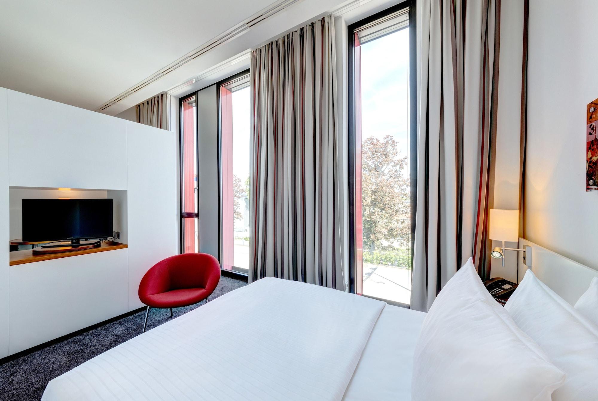 Hilton Garden Inn Stuttgart Neckarpark Bagian luar foto