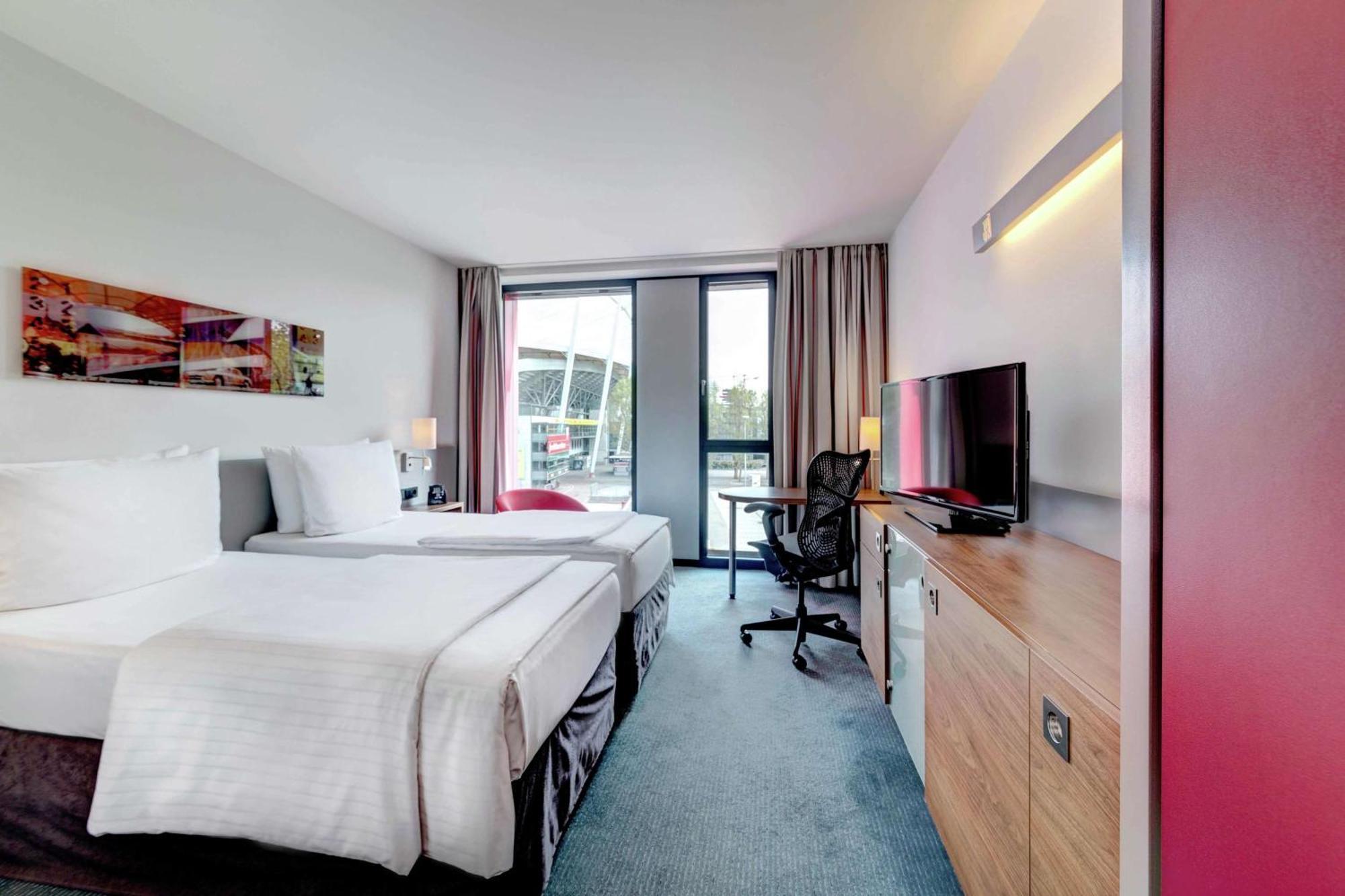 Hilton Garden Inn Stuttgart Neckarpark Bagian luar foto