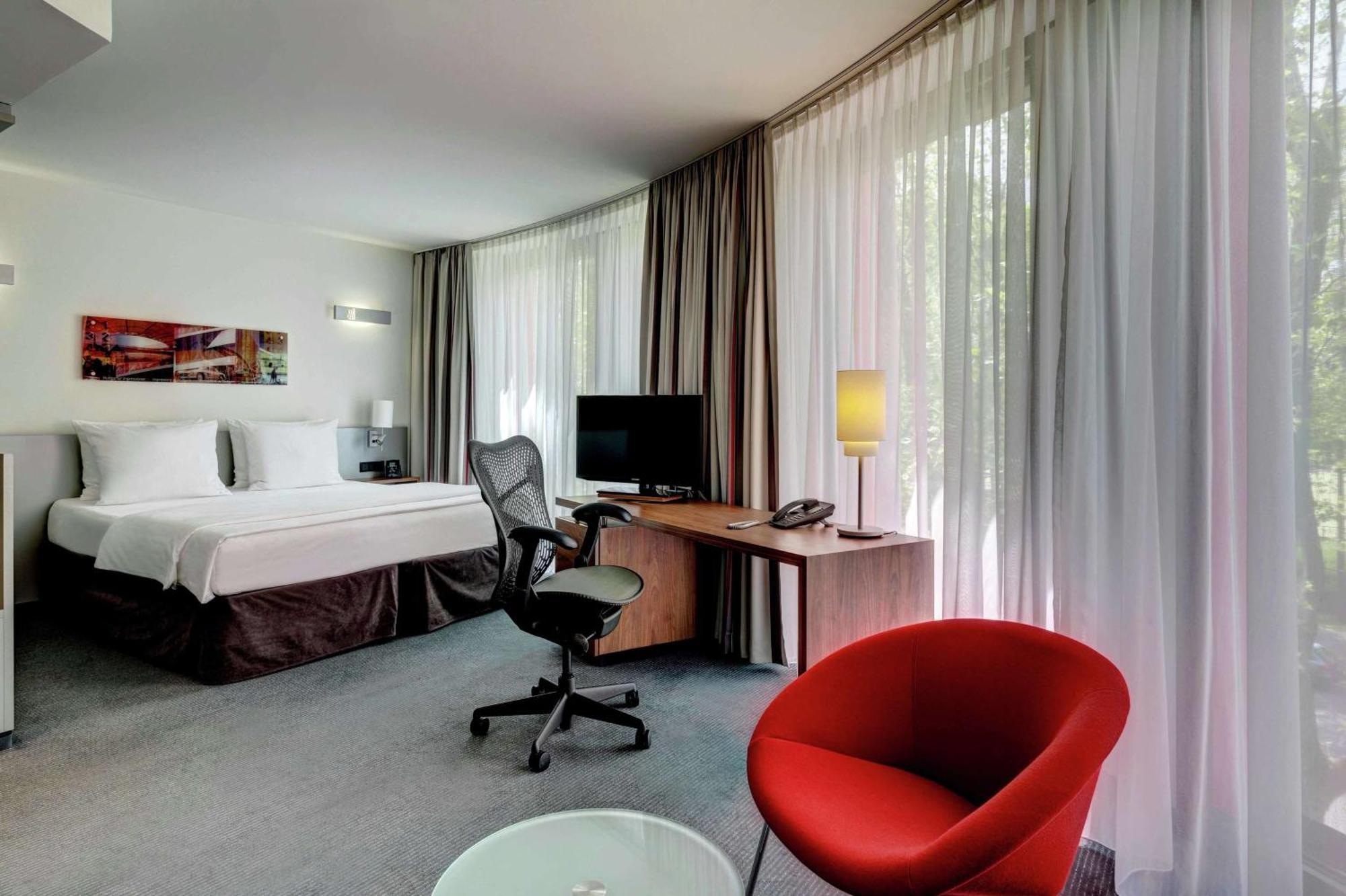 Hilton Garden Inn Stuttgart Neckarpark Bagian luar foto