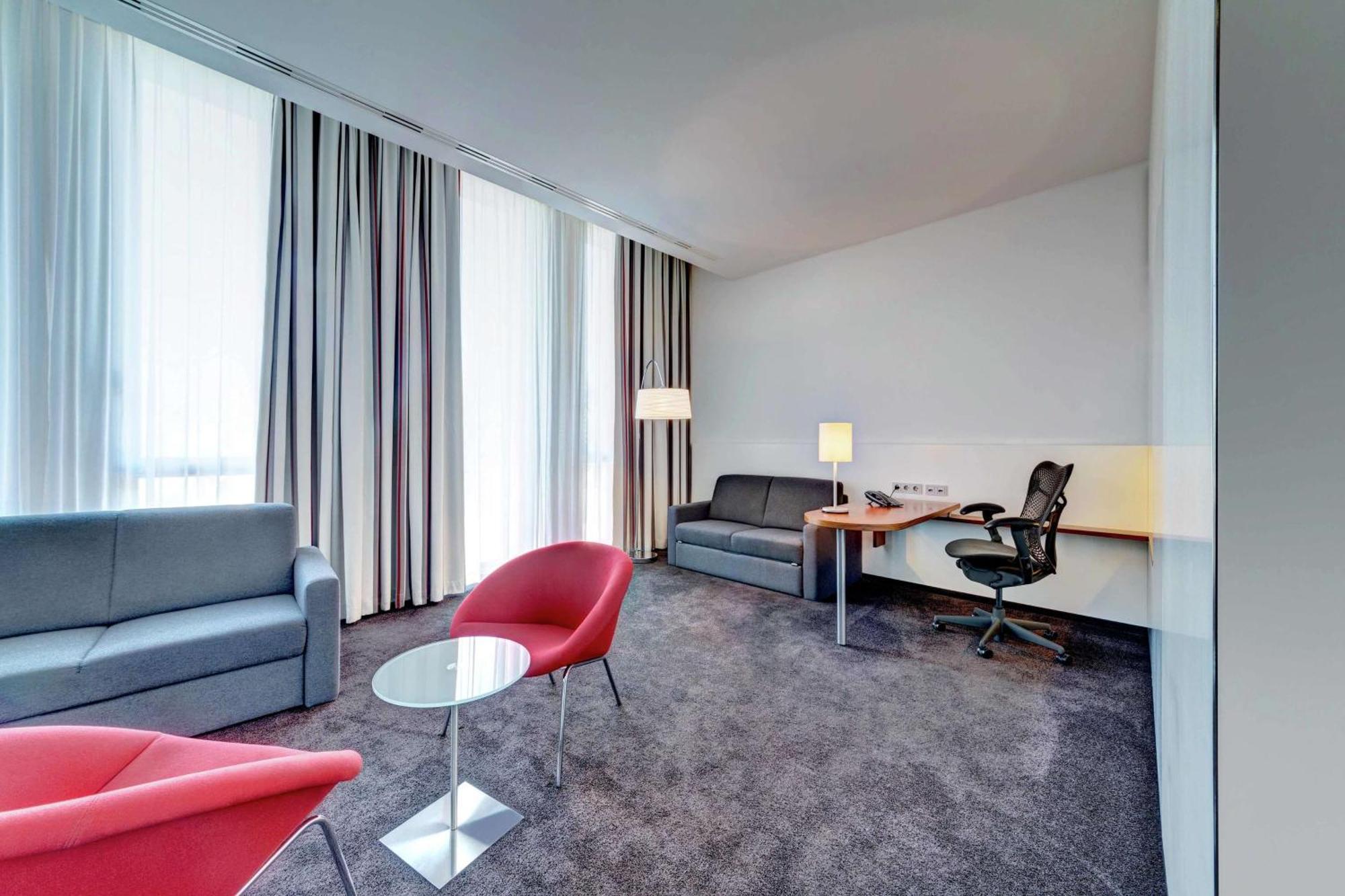 Hilton Garden Inn Stuttgart Neckarpark Bagian luar foto