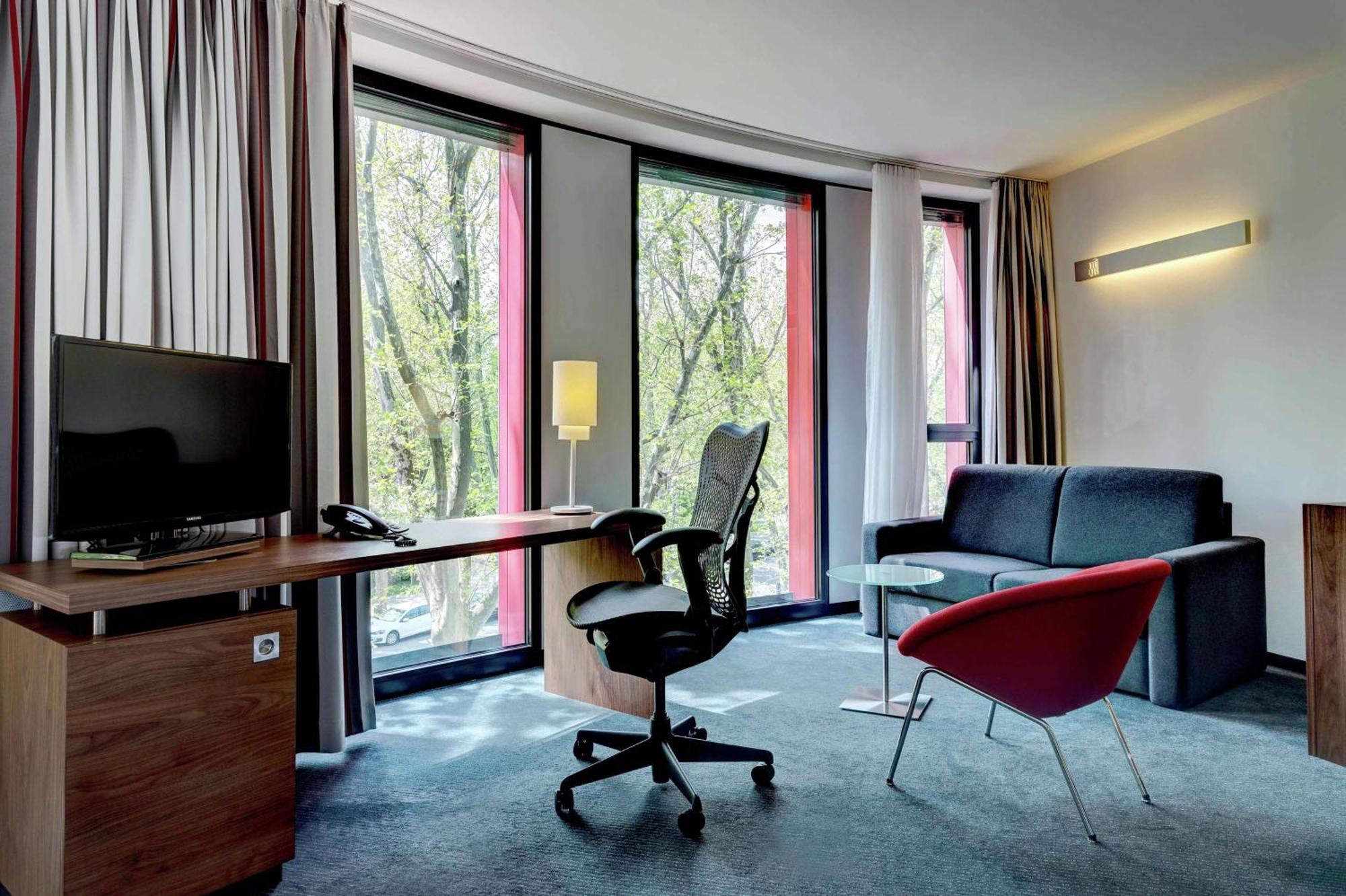 Hilton Garden Inn Stuttgart Neckarpark Bagian luar foto