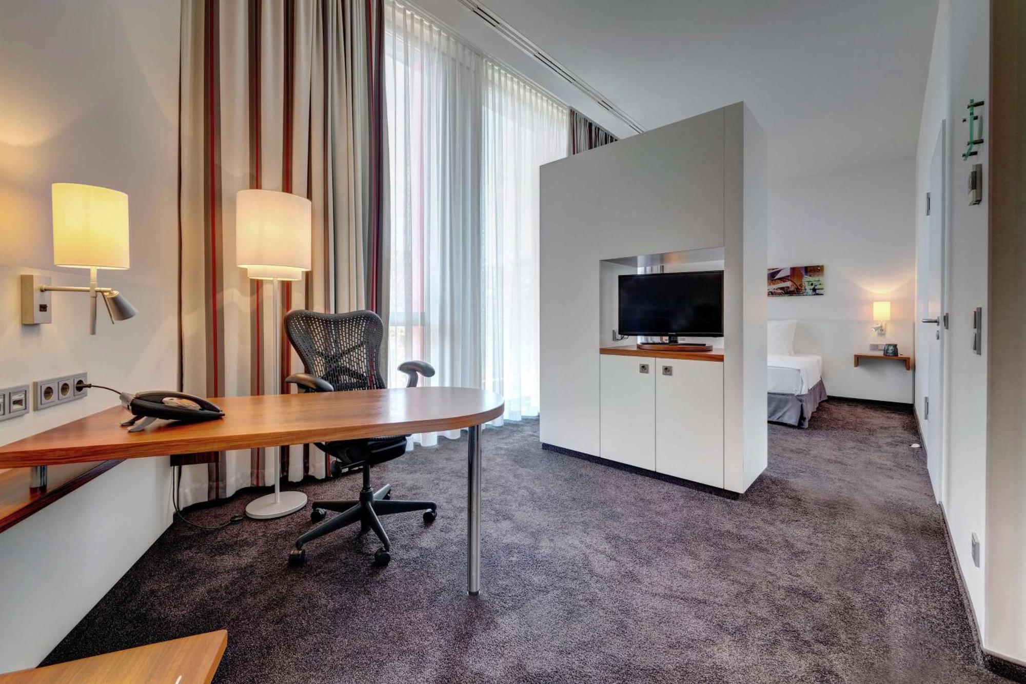 Hilton Garden Inn Stuttgart Neckarpark Bagian luar foto