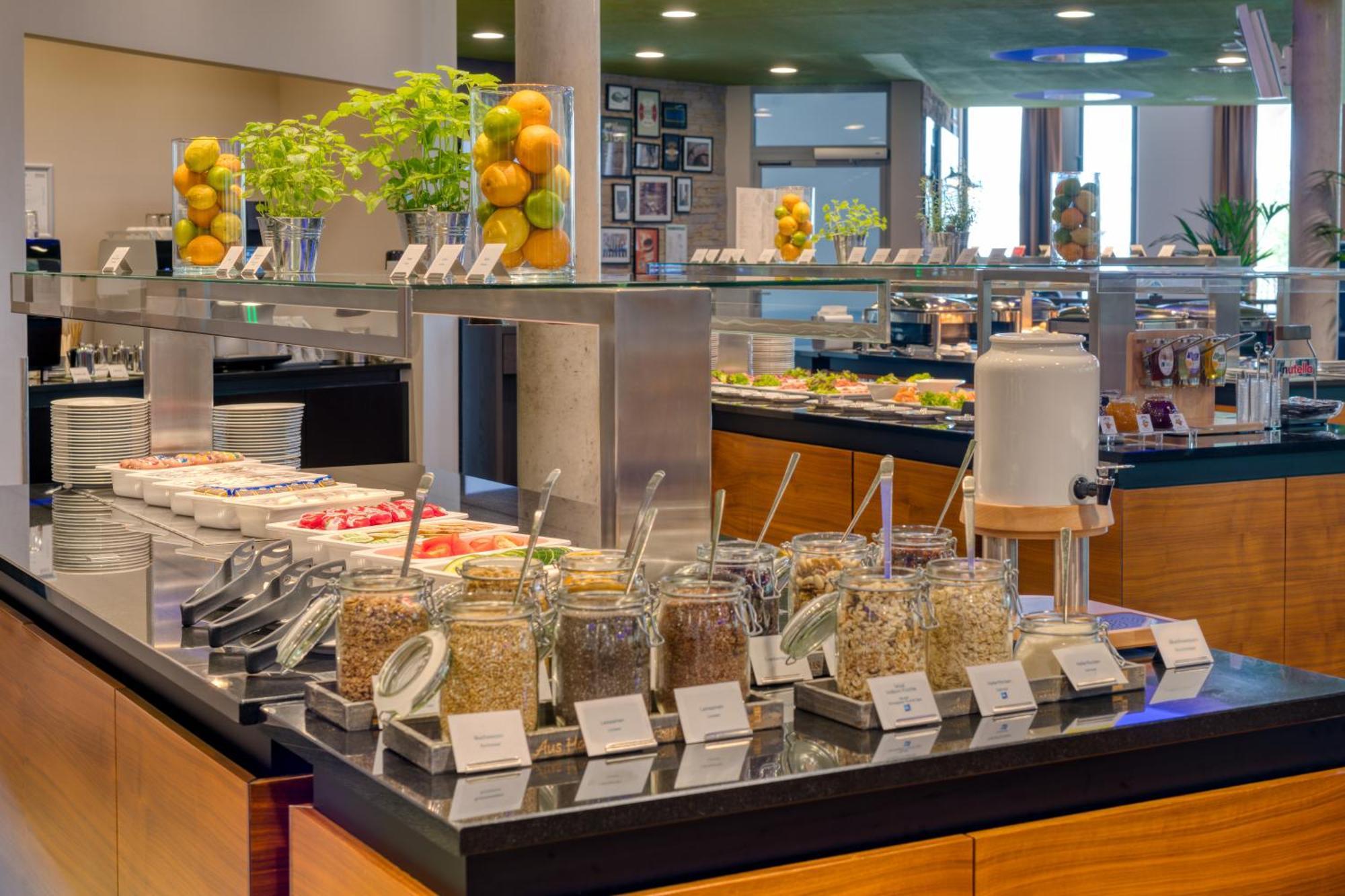 Hilton Garden Inn Stuttgart Neckarpark Bagian luar foto