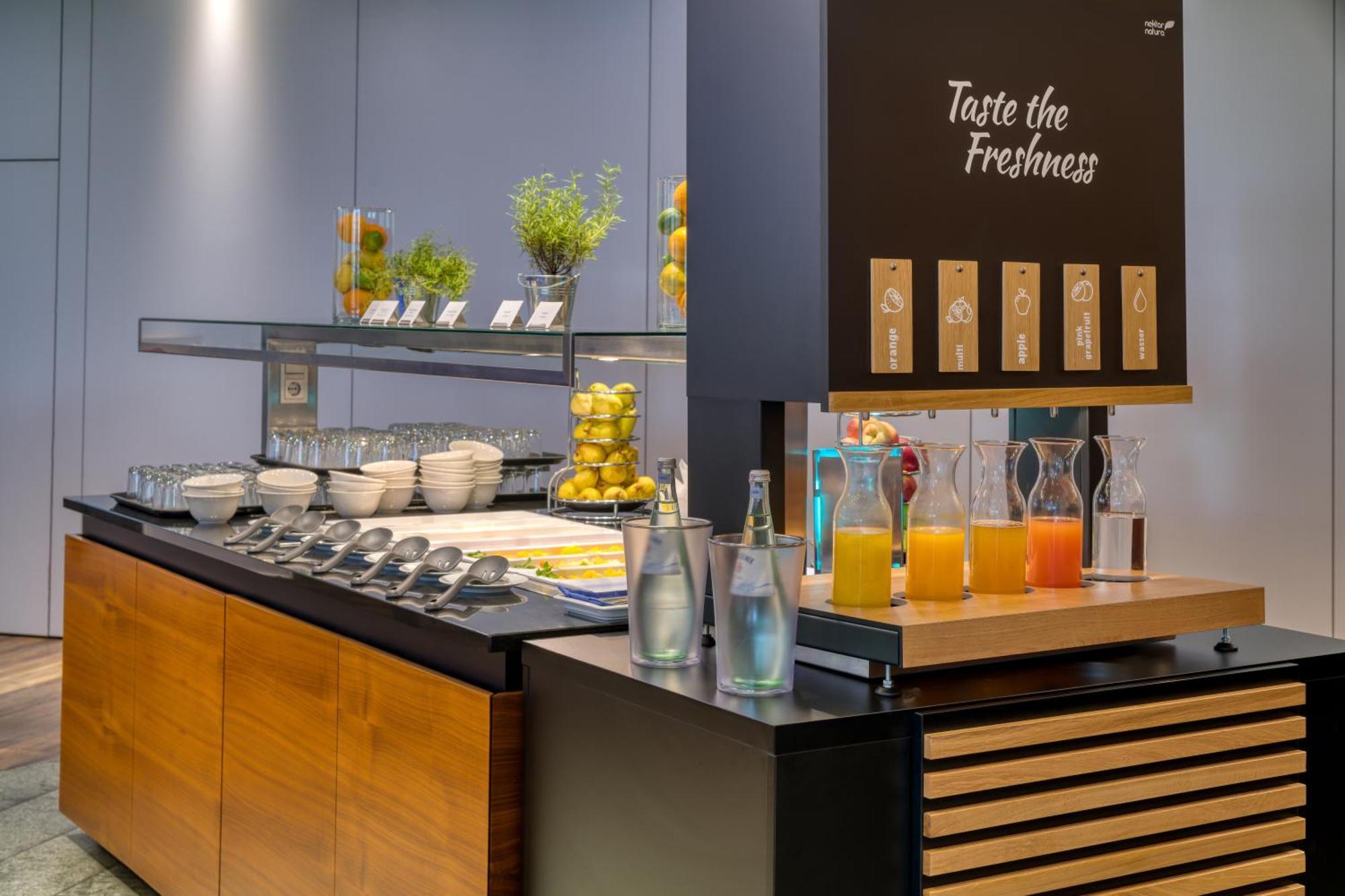 Hilton Garden Inn Stuttgart Neckarpark Bagian luar foto