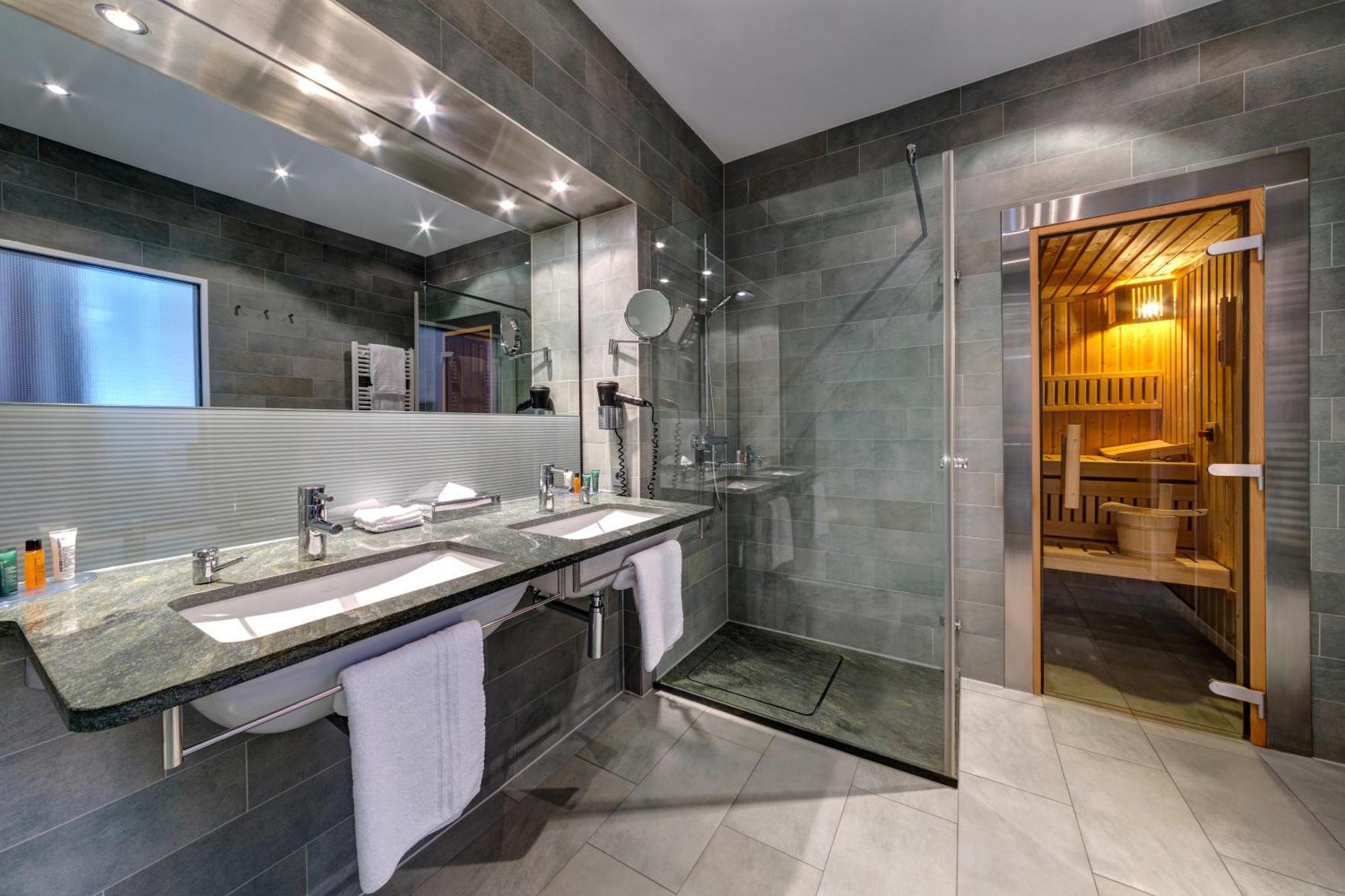 Hilton Garden Inn Stuttgart Neckarpark Bagian luar foto