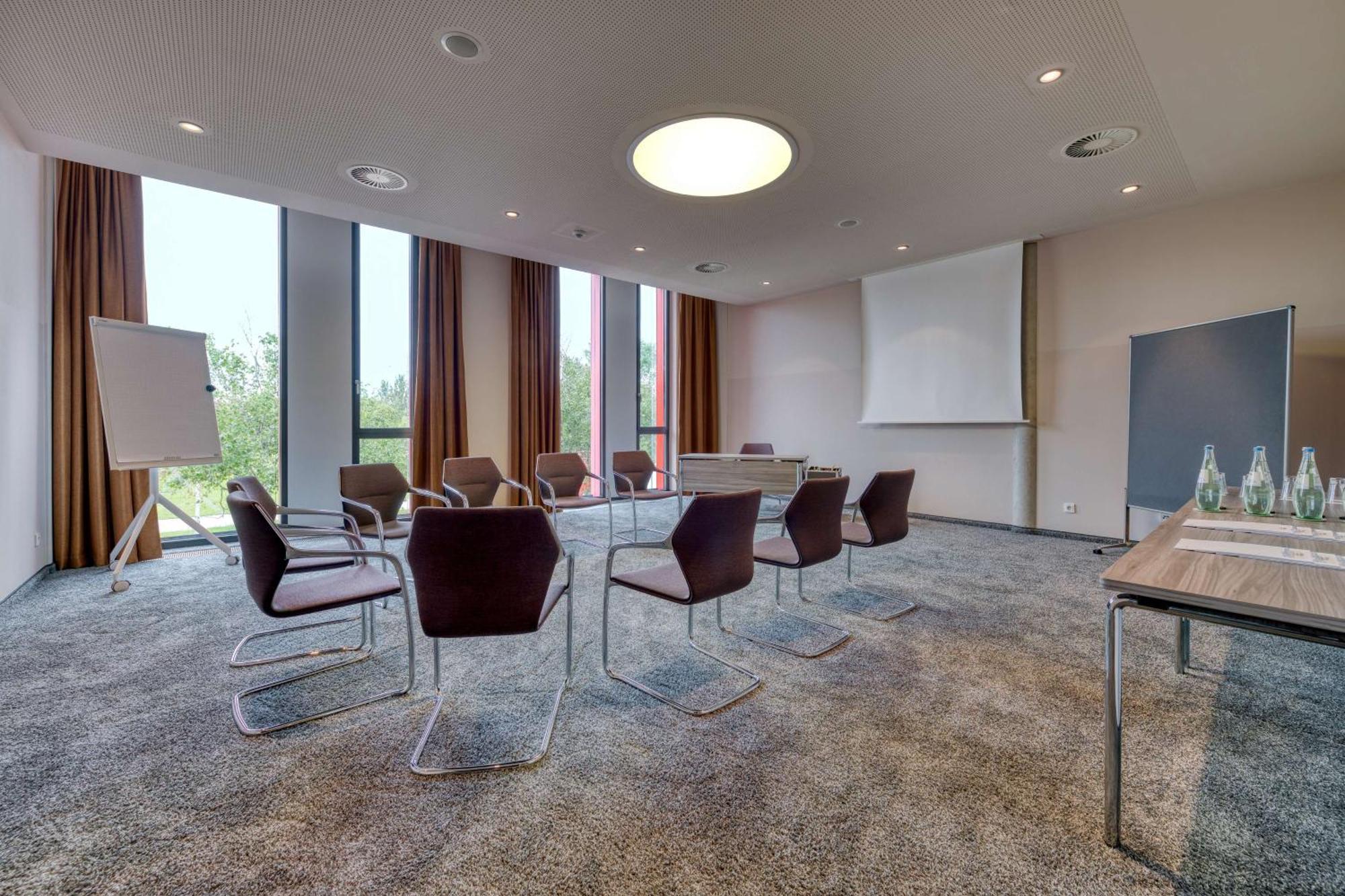 Hilton Garden Inn Stuttgart Neckarpark Bagian luar foto