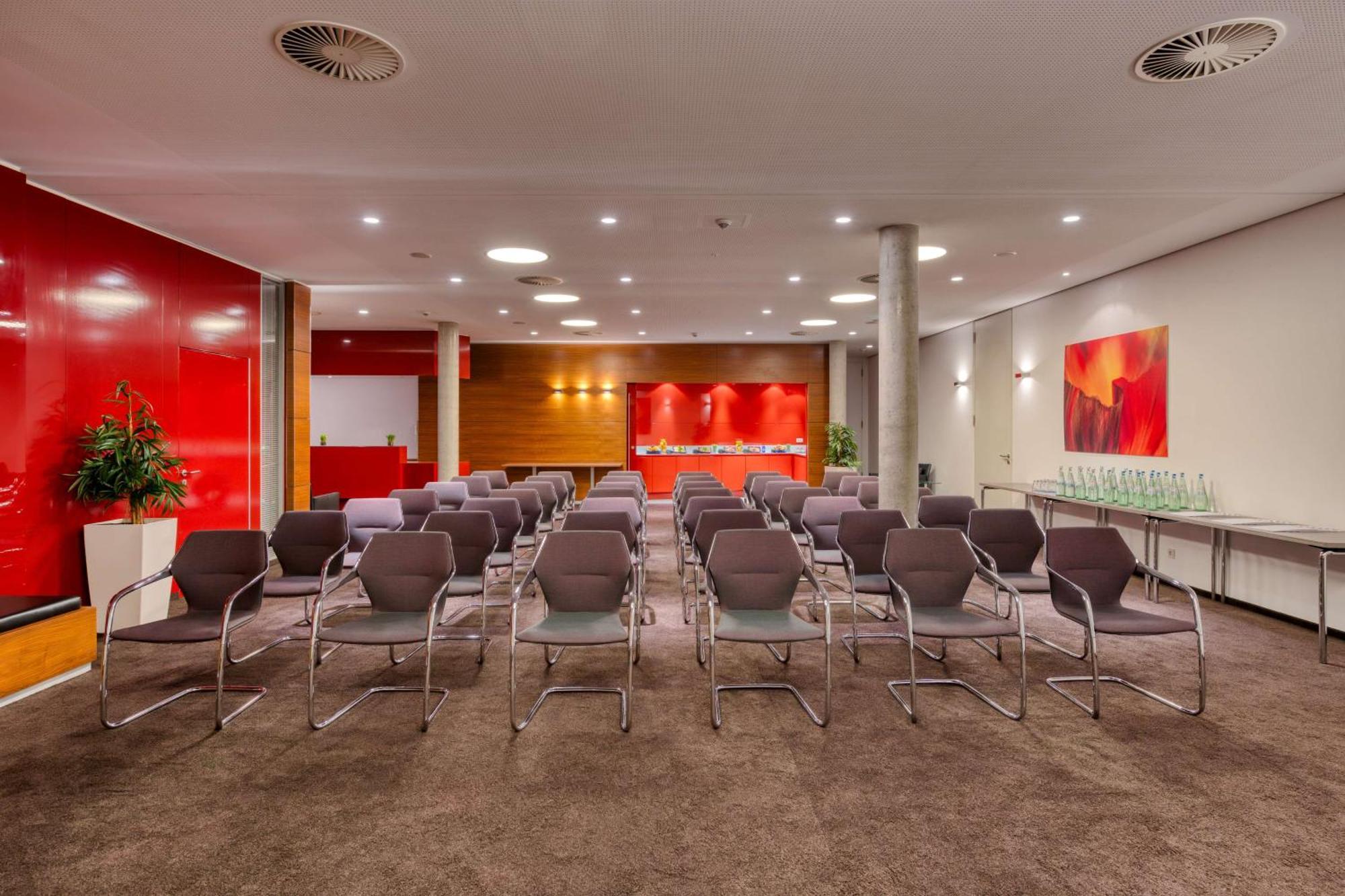 Hilton Garden Inn Stuttgart Neckarpark Bagian luar foto